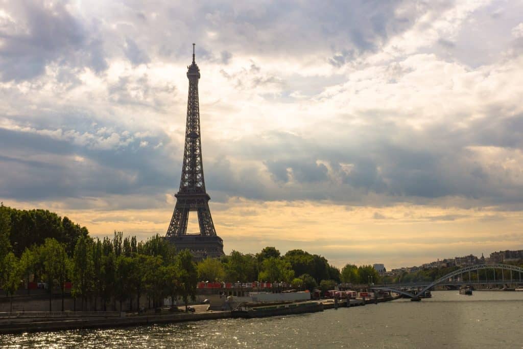 Can you see the Eiffel Tower from any Paris Airports?